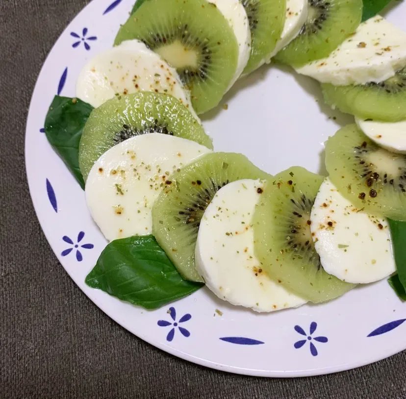 GINZA_magazine's tweet photo. みんなが作ってれた #キウイのカプレーゼ 🥝オリーブオイルをひとまわしかけたら、仕上げに黒胡椒をぱらり。 https://t.co/mJa1efd7dI https://t.co/4xL9ezoUce