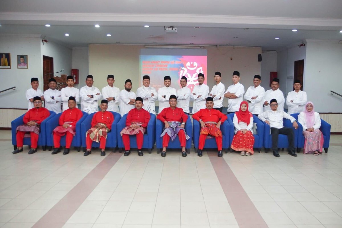 AzrilSarit's tweet photo. Sekitar Majlis Angkat Sumpah AJK UMNO Bahagian dan Sayap-Sayap UMNO Bahagian Temerloh di Dewan UMNO Bahagian Temerloh.

Semoga kita semua dapat melaksanakan tanggungjawab ini dengan penuh amanah, integriti dan berdedikasi.

Demi UMNO kepada rakyat. https://t.co/1O5kwIC14P