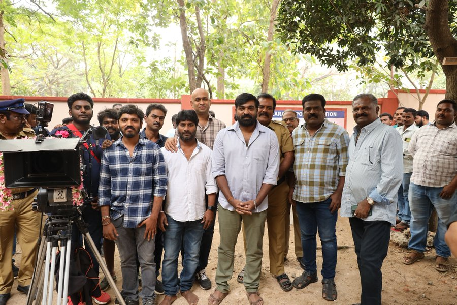 #VJS Next Social Satire Film #Maharaaja 1st Look 🔜

Shoot completes by Next Month

𝗖𝗔𝗦𝗧: #VijaySethupathi #Natty #Manikandan #Munishkanth #Aruldoss 

𝗗𝗜𝗥𝗘𝗖𝗧𝗢𝗥: #NithilanSwaminathan [#KuranguBommai]

𝗠𝗨𝗦𝗜𝗖: #AjaneeshLoknath [#Kantara]  

#TAScoop