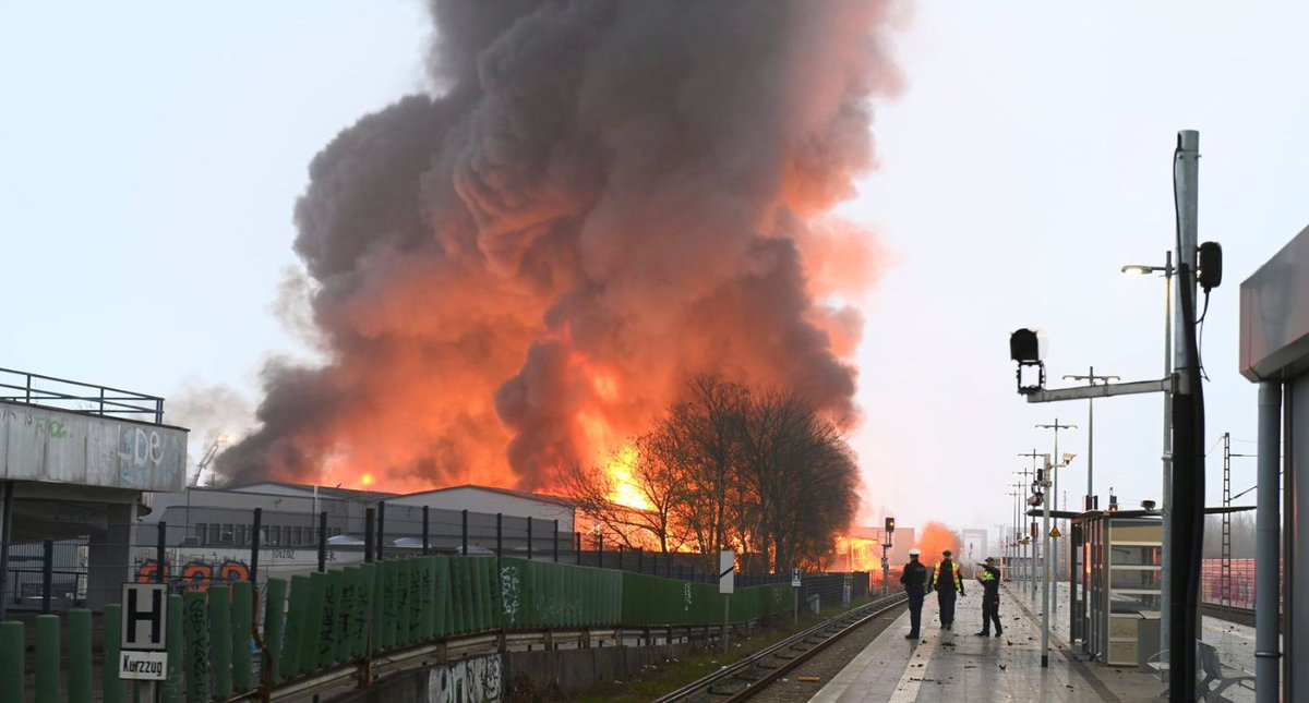 🔥 EILMELDUNG

Bei einem Großbrand in #Hamburg am Sonntagmorgen hat die Feuerwehr eine Amtliche Warnung durch Extreme Rauchentwicklung ausgerufen.

Die Rauchwolke zieht aktuell Richtung Nord-Osten. Anwohner werden gebeten Türen und Fenster geschlossen zu halten.