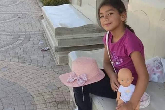 Bu hafta Gabon uyruklu 17 yaşındaki genç bir kadının ve Suriye uyruklu 7 yaşındaki bir kız çocuğunun cansız bedenleri bulundu. Ülkede HİÇBİR KADIN VE ÇOCUK güvende yaşayamazken, bir de bu cinayetlerin ülkede yeteri kadar ses getirmemesi canımı çok sıkıyor. Niye konuşmuyoruz bunu?