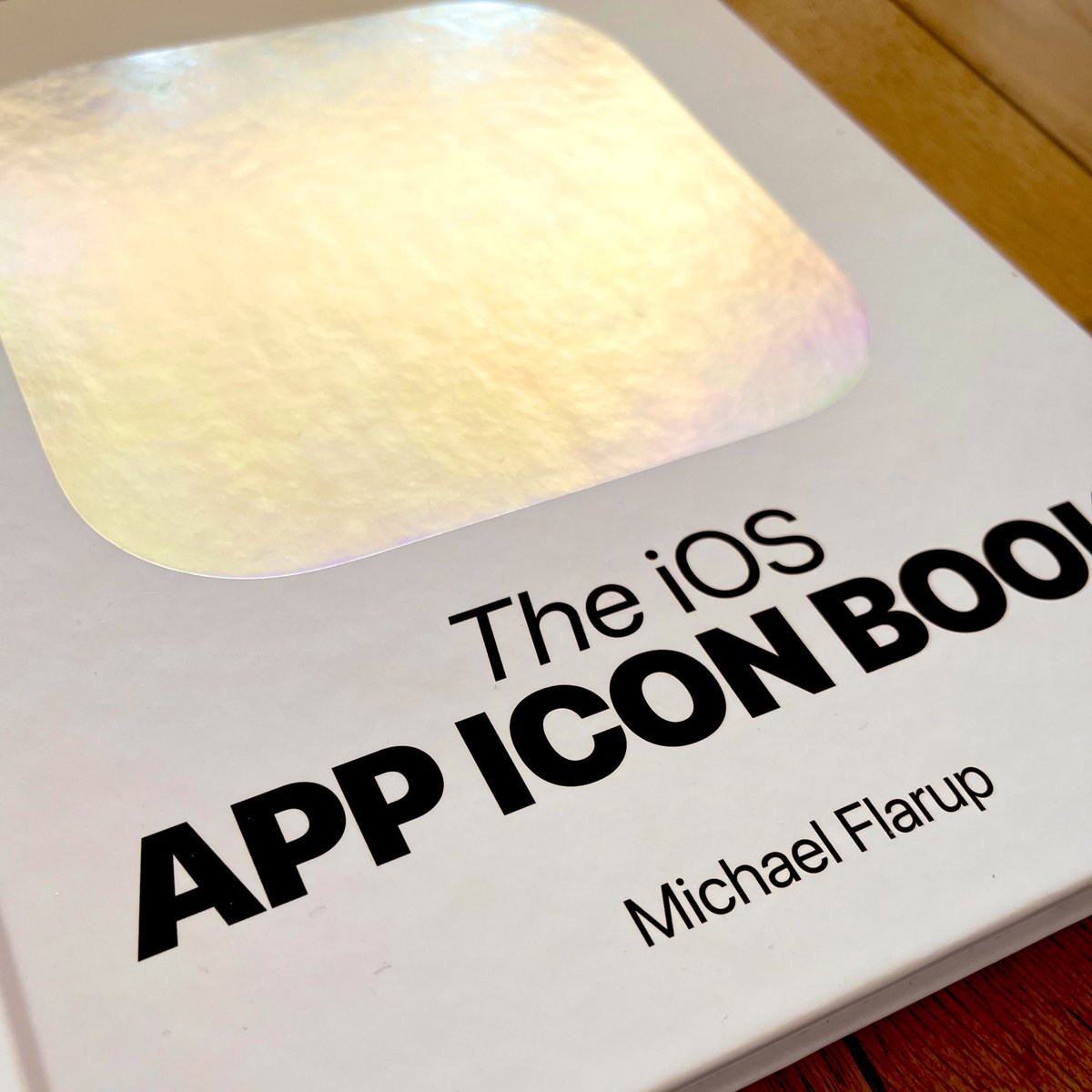 j_godon's tweet image. Working on a brand new icon for the next major release of @sambot_app ⚙️
Learning and taking inspiration from a great book by @flarup 🎨
#CITools #WIP