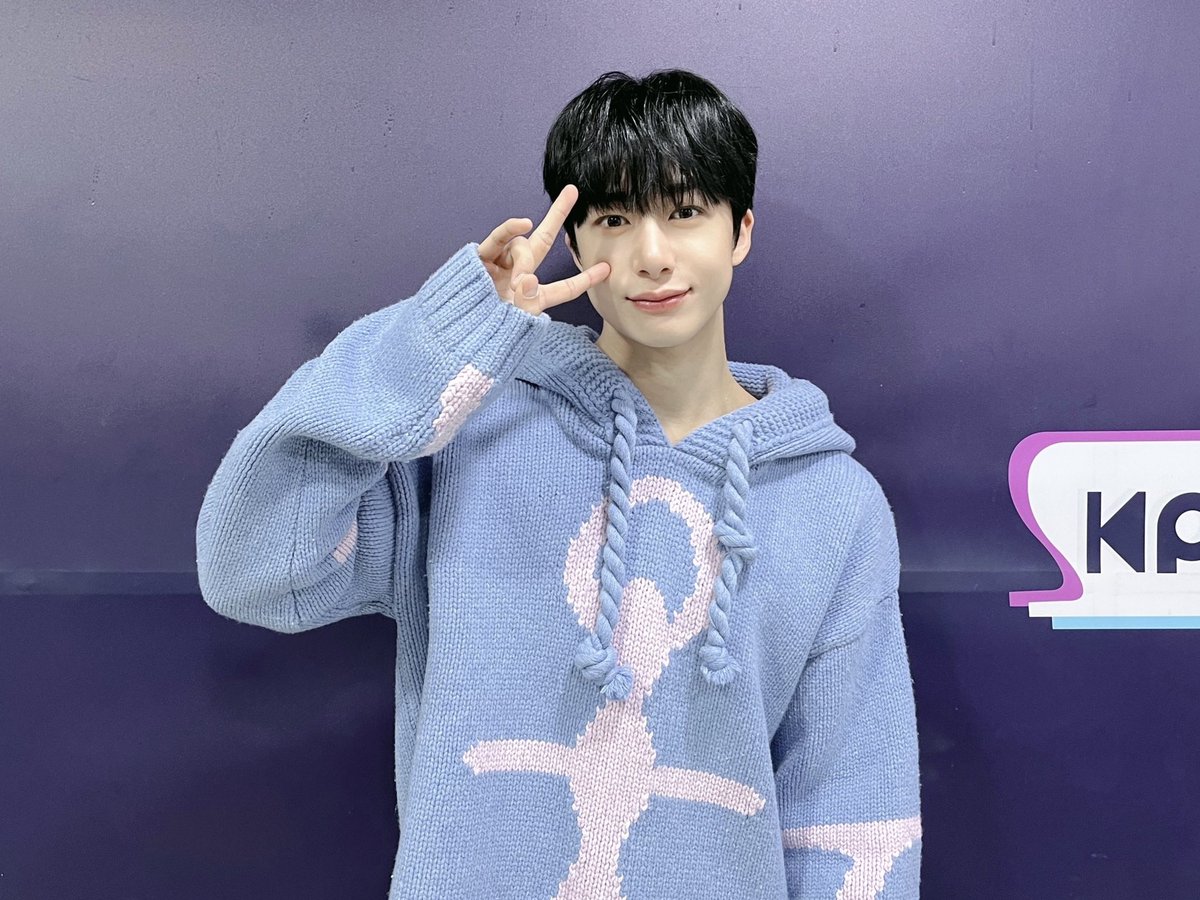 OfficialMONSTAX's tweet photo. 📸
230409 #몬스타엑스 #형원
SBS #인기가요 완료 🌸

몬베베의 일요일을 책임질 MC 형원!
인기가요 화려한 데뷔 🥳
봄 사랑 벚꽃 말고 형원이요 💗
앞으로의 MC 형원 많관부! 많사부!

#HYUNGWON
#MONSTA_X #MONSTAX 
#Inkigayo https://t.co/Vo4HXCRlGC