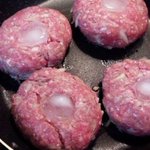 ハンバーグを焼く時に真ん中に氷を入れると美味しくなる裏技は知られていない⁉