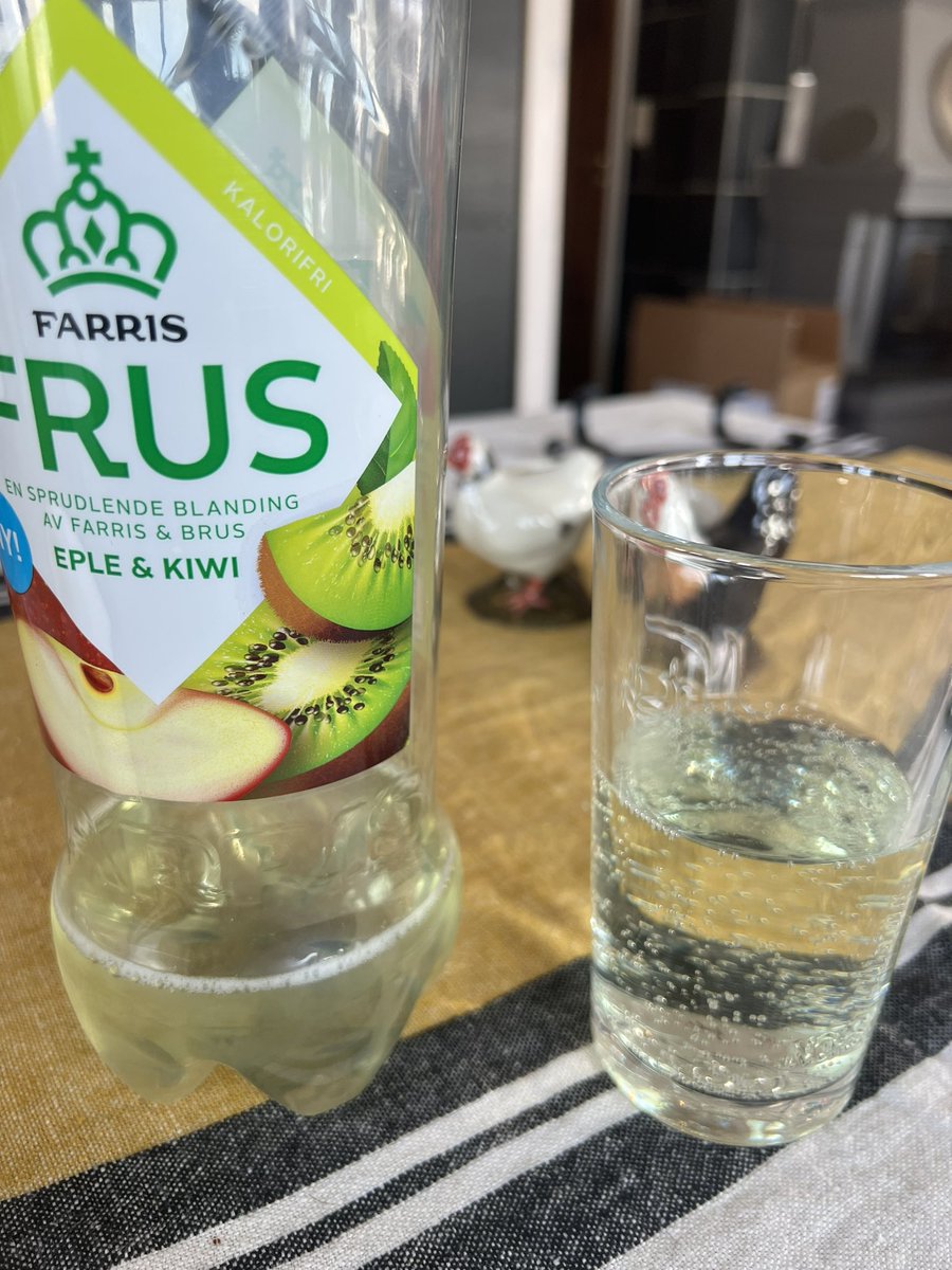 Enkel påskeundersøkelse utført av <a href="/Miniskinstaden/">Mårten S Skinstad</a> og undertegnede: - enten smaker en blanding av eple &amp; kiwi pære, eller så smaker pærebrus eple &amp; kiwi