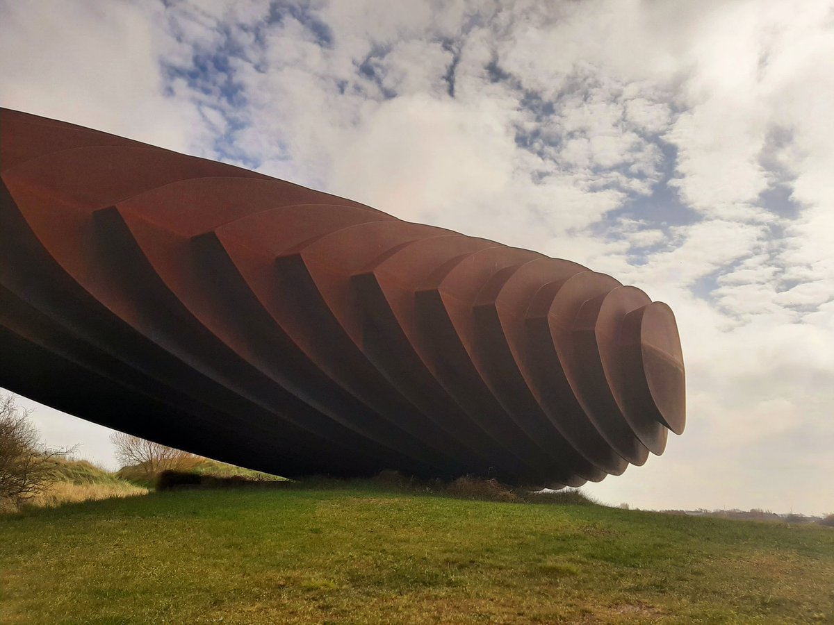 MarisKastelic's tweet photo. Stalen sculpturen die bewegen in de wind, ondergrondse gangen, binnenstappen in enorme schilderijen : #projectdenollen #rudivandewint #aanrader https://t.co/bpiTVcj7rr