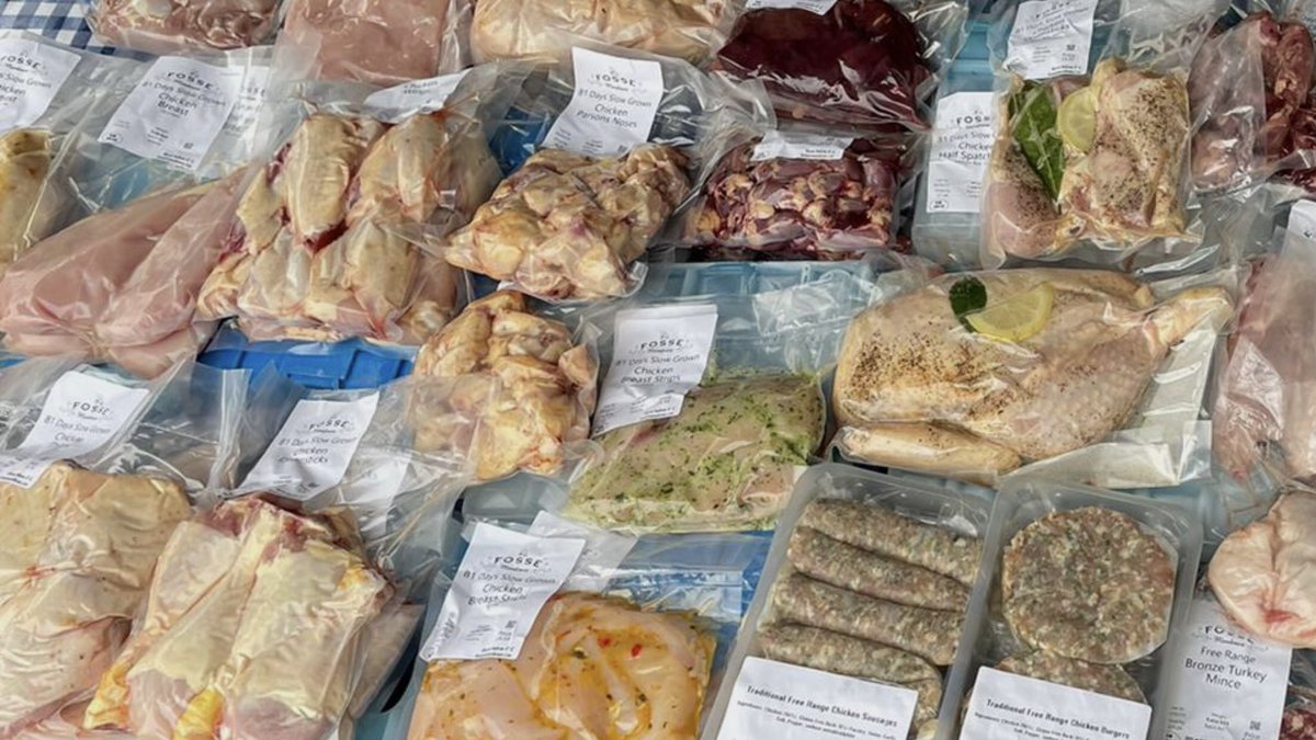 FosseMeadows's tweet photo. Happy #EasterSunday!🐣
Today we’re at the following farmers markets 10-2; @allypallyfm @Londonfarmers #queenspark #westhampstead #highstreetkensington
❤️🐓🐔Delicious fresh 81day min #slowgrown #fossechicken & #cockerel plus homemade deli items for #picnics
Check out our website https://t.co/SDt1DymH41