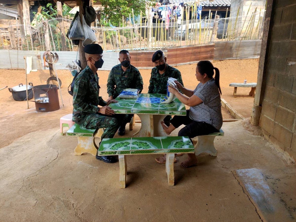 military37's tweet photo. เมื่อวันที่ 9 เม.ย.66 มทบ.37 เข้าพบปะและมอบข้าวสารให้กับ ราษฎรบ้านธารทองฯ ซึ่งมีบุตร 6 คน เป็นคนพิการ จำนวน 3 คน และไม่สามารถช่วยเหลือตัวเองได้ จำนวน 1 คน เพื่อเป็นการช่วยเหลือประชาชนกลุ่มเปราะบาง สร้างความสัมพันธ์อันดีระหว่างกองทัพบกกับประชาชนในพื้นที่ https://t.co/BxPSmujRaJ