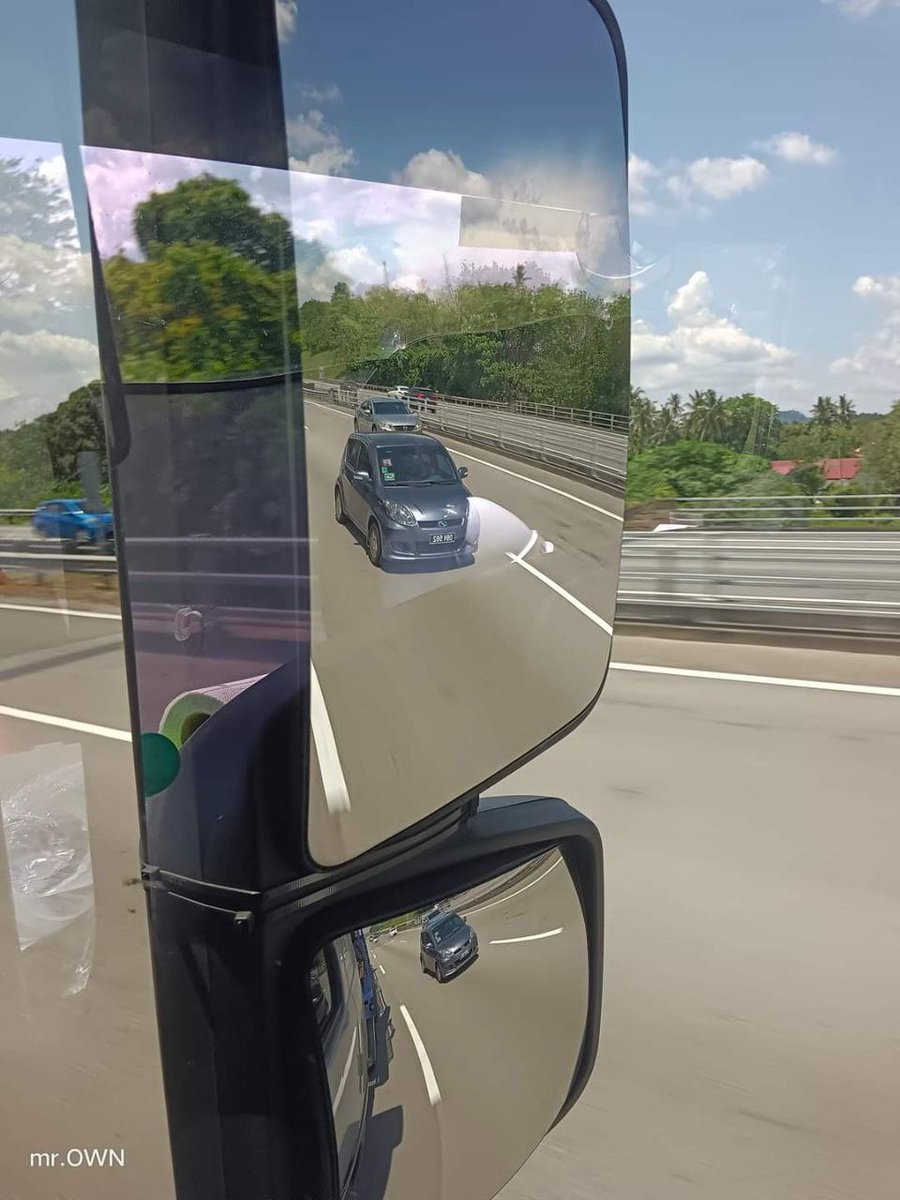 mynewshub's tweet photo. DIA SAKIT TU...😁😁

...9/4/23..nak beromen pi dalam hutan..jenis berok tu ja tempatnya...drive 70km/h pastu ko stay lane tengah...aku perati ja dari start 3 lane Ayer Keroh sampai Pedas Linggi...ko langsung tak tukar lane..tak padan lesen P

Kredit: Fairul Azlan https://t.co/pAaft1YGAf