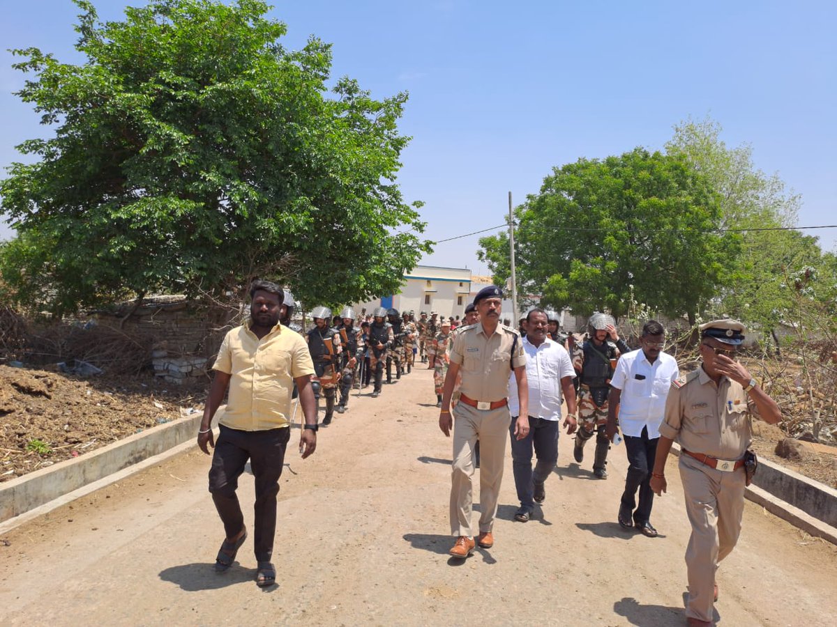 KlbDistPolice's tweet photo. 2023 ನೇ ಸಾಲಿನ ವಿಧಾನಸಭಾ ಚುನಾವಣಾ ಪ್ರಯುಕ್ತ ಚಿತ್ತಾಪೂರ ಪೊಲೀಸ್ ಠಾಣಾ ವ್ಯಾಪ್ತಿಯ ರಾಮತೀರ್ಥ &amp; ದಂಡಗುಂಡ ಗ್ರಾಮಗಳಲ್ಲಿ ಠಾಣೆಯ ಅಧಿಕಾರಿ/ಸಿಬ್ಬಂದಿಗಳು ಮತ್ತು ITBP ಯ ಅಧಿಕಾರಿ/ಸಿಬ್ಬಂದಿಯವರು ಸೇರಿಕೊಂಡು ಪಥಸಂಚಲನ ಮಾಡಲಾಯಿತು.@isha_pant https://t.co/AeotblQ0S9