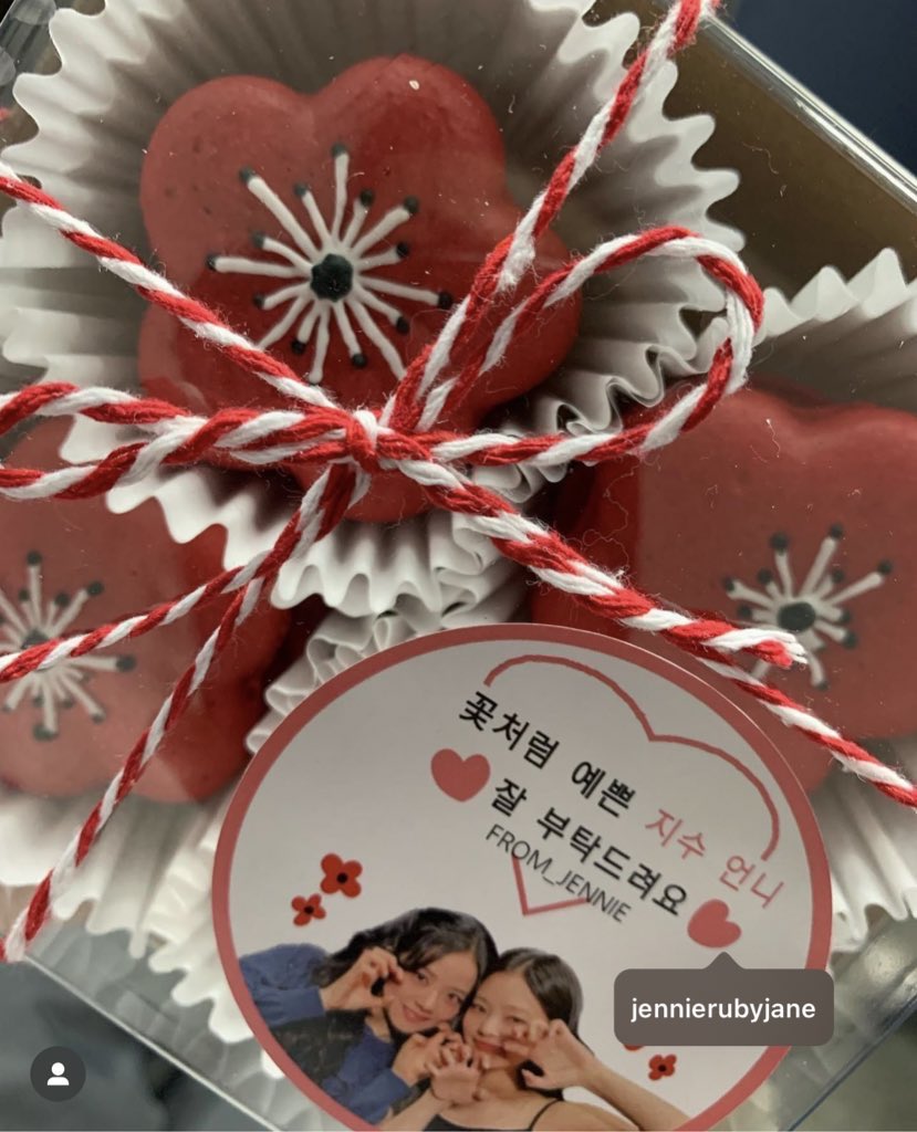 Jennie sent flower cookies to Jisoo at Inkigayo 🌺🥹♥️

“Jisoo, who is as pretty as a flower, please take good care of her” 😭