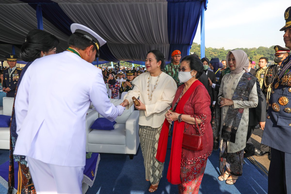 puanmaharani_ri's tweet photo. “Kuasai udara untuk melaksanakan kehendak nasional…!” sepenggal kutipan pidato Bung Karno saat HUT AURI ke-9 tahun 1955.

Sekarang 68 tahun kemudian pidato itu masih relevan, kekuatan nasional di udara saat ini menjadi faktor penentu dalam perang modern. https://t.co/WByYaC7uhz