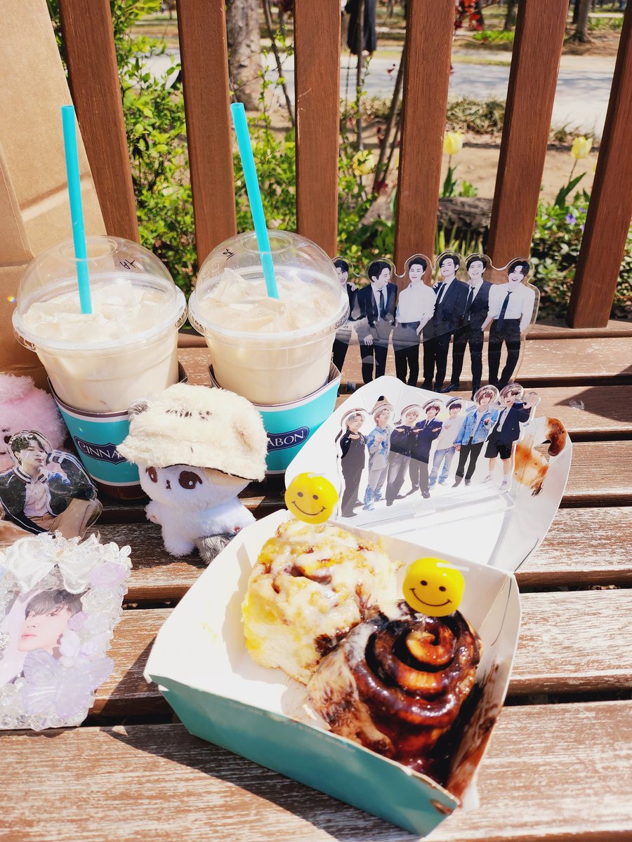 cutielovejimin's tweet photo. 지민이빌보드1위 기념으로 아미언니와 서울숲지민벤치도다녀오고잠원 지신숲도 다녀왔어요 https://t.co/zUZ9FCJbxc