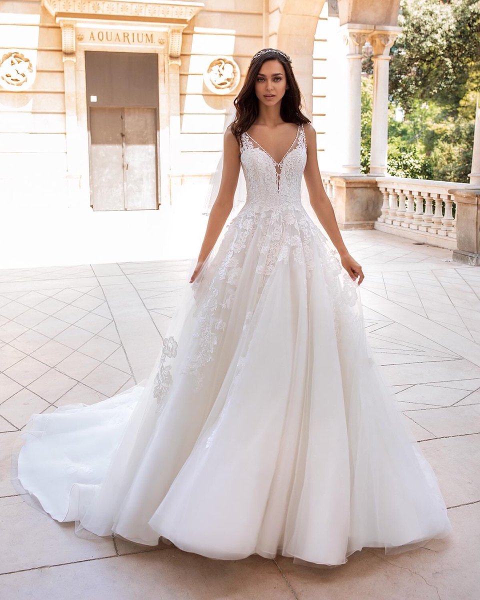 Xiaothao_Hong's tweet photo. This romantic #Pronovias princess wedding dress features a plunging V-neck bodice bathed in delicate beaded floral lace placements throughout the entire gown with a dreamy long train. https://t.co/ijCGt35FI2
#hongkong 
#fashion 
#wanchi https://t.co/lVepLcGepi