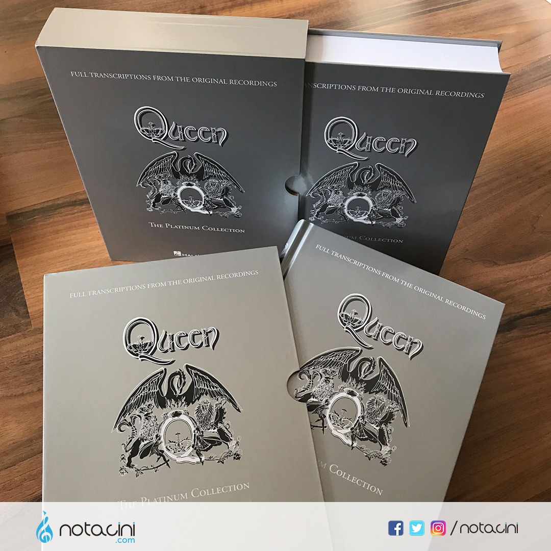 Ne duyuyorsanız o!
Efsane Queen grubu'nun en sevilen 50 şarkısı, 950'den fazla sayfa, albümlerde hangi enstrüman ne çaldıysa birebir notası! 
Queen platinum collection, Queen ve Freddie Mercury severler için ciltli, eşsiz bir hediye ve koleksiyon parçası!