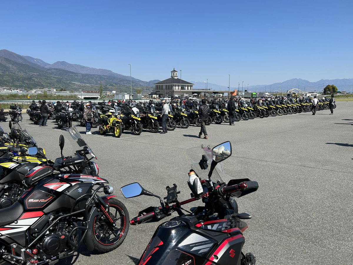 sugiseirk5's tweet photo. #神奈川Vストロームミーティング 
参加して来ました。
カスタムカラーの端っこでした。

スタッフの皆様
お疲れ様でした。
沢山集まって良かったですね。 https://t.co/pxTZOIxSqa