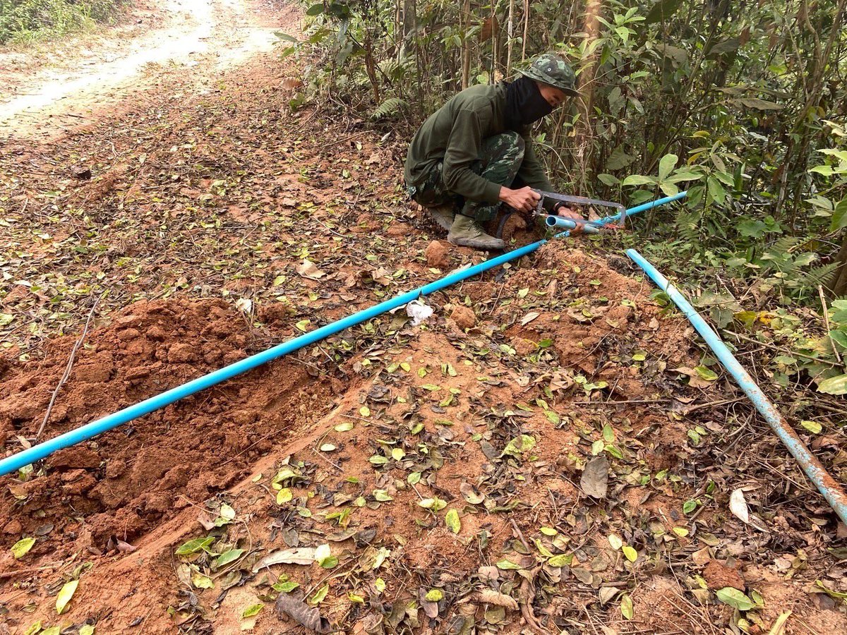 military37's tweet photo. เมื่อ 9 เม.ย. 66 ร.อ.จรัญ  นาคจาด นายทหารประสานงาน ศอป.โครงการ พมพ.แม่ฟ้าหลวง - แม่จัน ต.เทอดไทย อ.แม่ฟ้าหลวง จว.ช.ร. จัดกำลังพล ซ่อมแซมท่อน้ำประปาภูเขาเนื่องจากชำรุดตามสภาพการใช้งาน ให้ประชาชนในพื้นที่สามารถใช้งานได้ตามปกติ ณ ศอป.โครงการ พมพ.ฯ ต.เทอดไทย อ.แม่ฟ้าหลวง จว.ช.ร. https://t.co/ZhgsDL8JVD