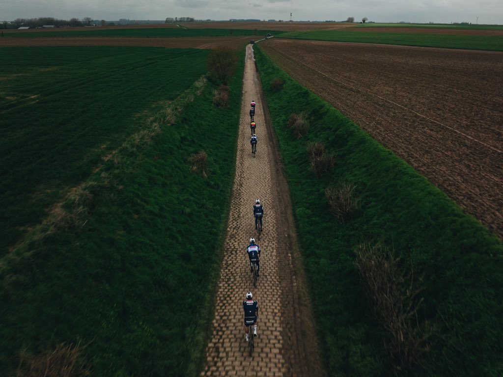The wolves are ready to take on the #ParisRoubaix cobbles 🔥

Photo: Etienne Schoeman