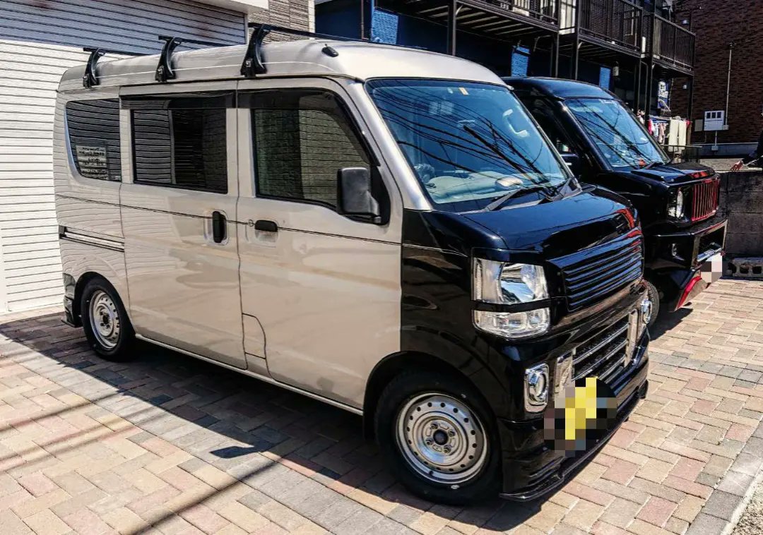 keikitchen03's tweet photo. 先日納車したNV100(＃LSLINE)📷✨
ホイールで悩んでたので…
鉄チンを車両と同色に
タイヤで調整!
サイズ感○
乗り心地○
かっこいい作業の完成です🛠
＃圭きっちん
＃カスタム車両
＃進光自動車
＃ハーテリー https://t.co/ZbjkwYaN6S
