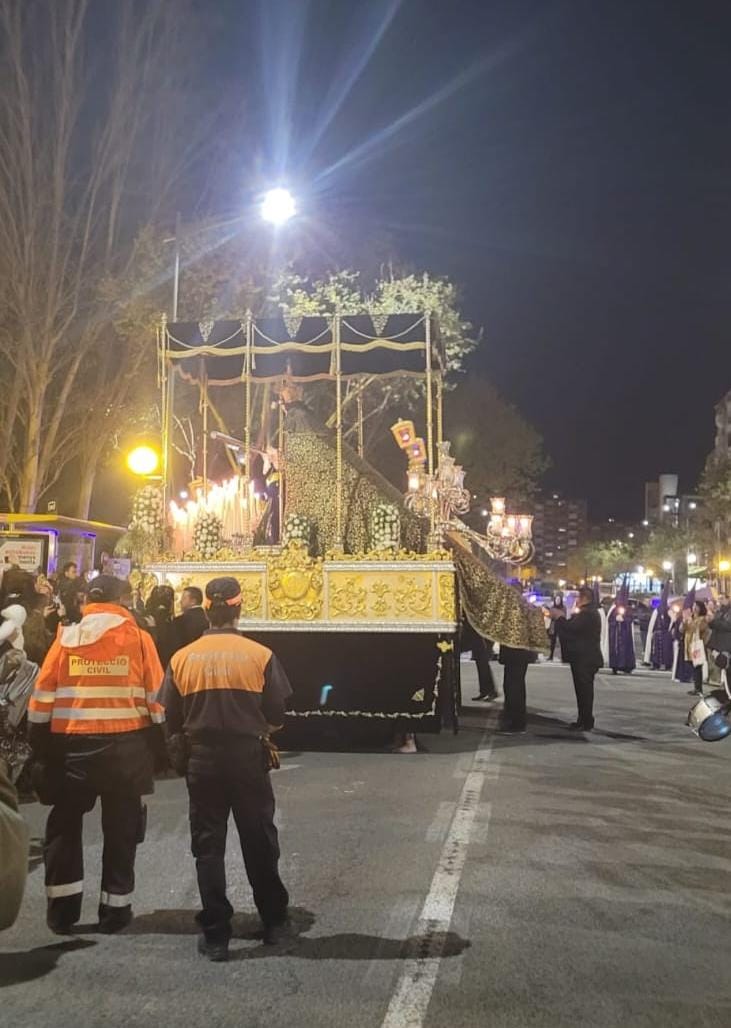 emergenciescat's tweet photo. El voluntariat de #protecciócivil  col·labora en els actes de #SetmanaSanta donant suport en control d’accessos i informant sobre el risc en esdeveniments amb aglomeracions de persones. Per exemple, la participació d'AVPC de Badia del Vallès, @AVPC_Girona i @pcivilser https://t.co/LQ9c64SJQr