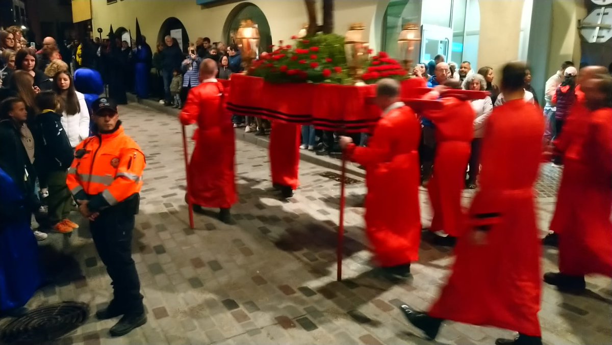 emergenciescat's tweet photo. El voluntariat de #protecciócivil  col·labora en els actes de #SetmanaSanta donant suport en control d’accessos i informant sobre el risc en esdeveniments amb aglomeracions de persones. Per exemple, la participació d'AVPC de Badia del Vallès, @AVPC_Girona i @pcivilser https://t.co/LQ9c64SJQr