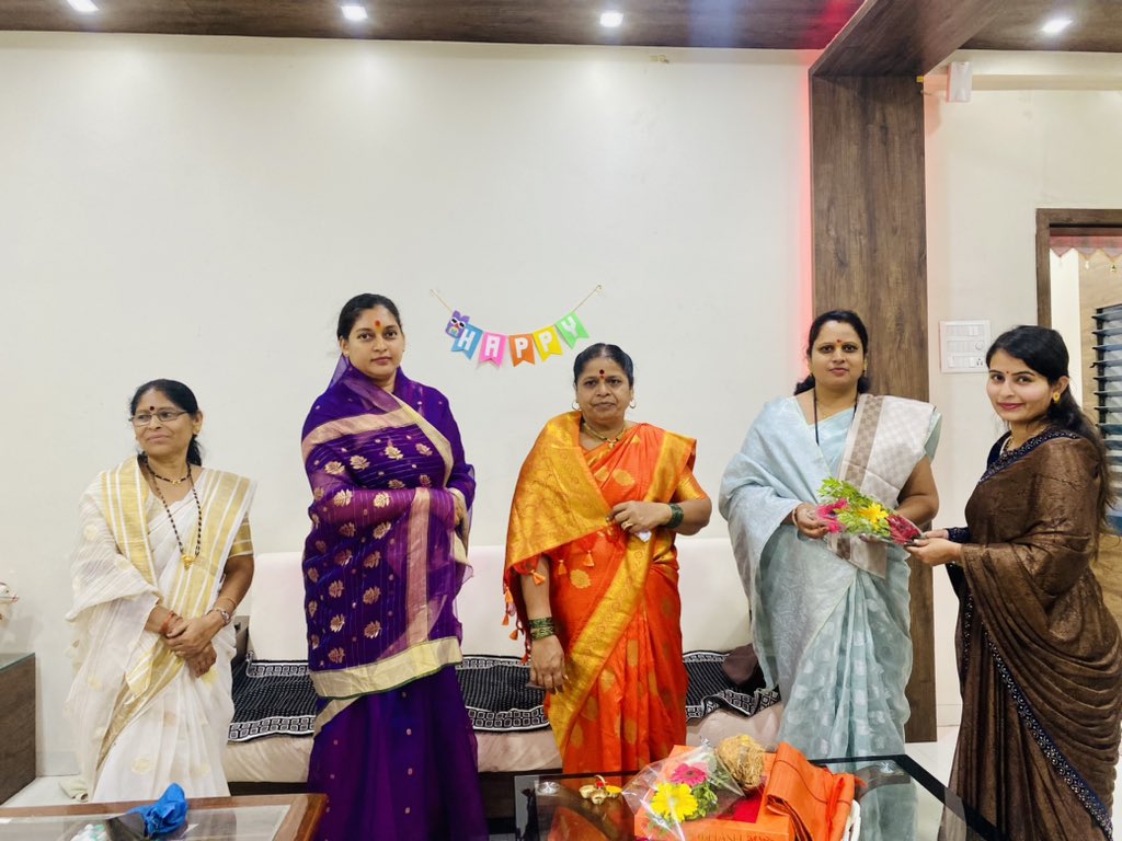 डॉ.सौ.प्रियाताई महेशदादा शिंदे यांनी आमच्या 'आनंद' निवासस्थानी सदिच्छा भेट दिली.
यावेळी मा.नगराध्यक्षा सौ.स्नेहलता आनंदराव शेळके-पाटील, सौ.प्राजक्ता संग्राम शेळके-पाटील, सौ.हर्षदा हर्षवर्धन शेळके-पाटील यांनी ताईंचे स्वागत केले.