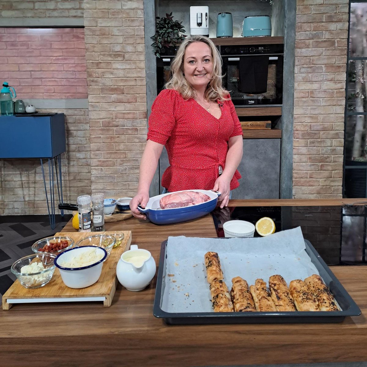 🔥 SLOW ROAST LAMB! 🍴

Lizzy Lyons from Lizzy’s Little Kitchen is bringing a touch of class to our Easter dinners with some slow roast lamb and sweet potato fries!

#IrelandAM