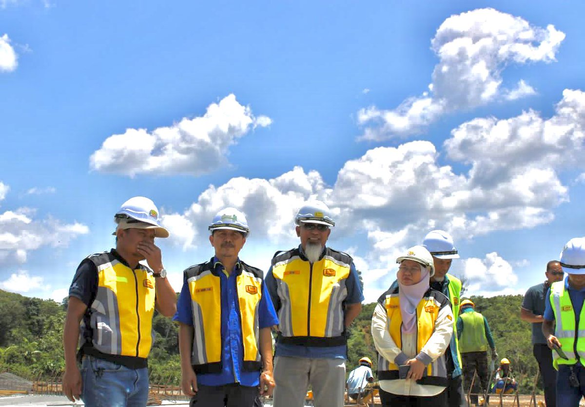 9.4.23-Lawatan Kerja YBhg. Dato. Ir. <a href="/Esa1Ibrahim/">IbrahimEsa1</a> ,PKCJ ke tapak pembinaan Projek Central Spine Road  (CSR) Pakej 3 ( Seksyen 3J) - Kg. Seberang Jelai ke Kg. Relong bagi meninjau kemajuan kerja fizikal ditapak. <a href="/irahmadredza/">Ahmad Redza Ghulam</a> <a href="/NasriZulkipli/">zulkipli nasri</a> <a href="/IPJKR_Official/">JKR Malaysia Rasmi</a> @MOWorks