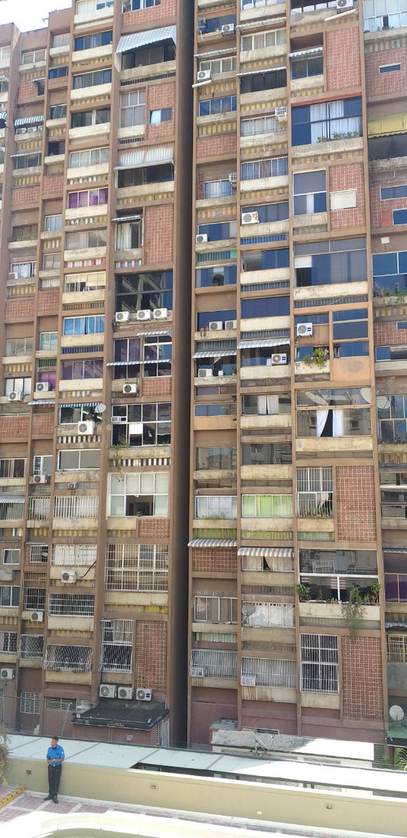 Hay obras arquitectónicas que conseguimos en Caracas que son reflejo de lo que nos pasó como sociedad los últimos 60 años.
Edificios que se fueron deteriorando en cuanto a su estética por el individualismo, egoísmo e irrespeto a las normas.
Residencias Plaza 1
Los Palos Grandes