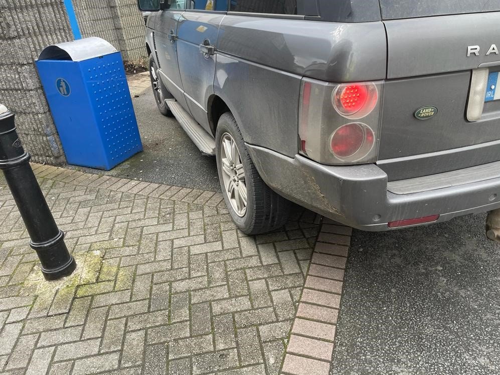 During the week, Gardaí in Naas Roads Policing observed this jeep drive up onto the footpath, blocking access for pedestrians. The driver was also seen holding a mobile phone. 

FCPN and 3 penalty points issued.

#ItsAJobWorthDoing #SaferRoads