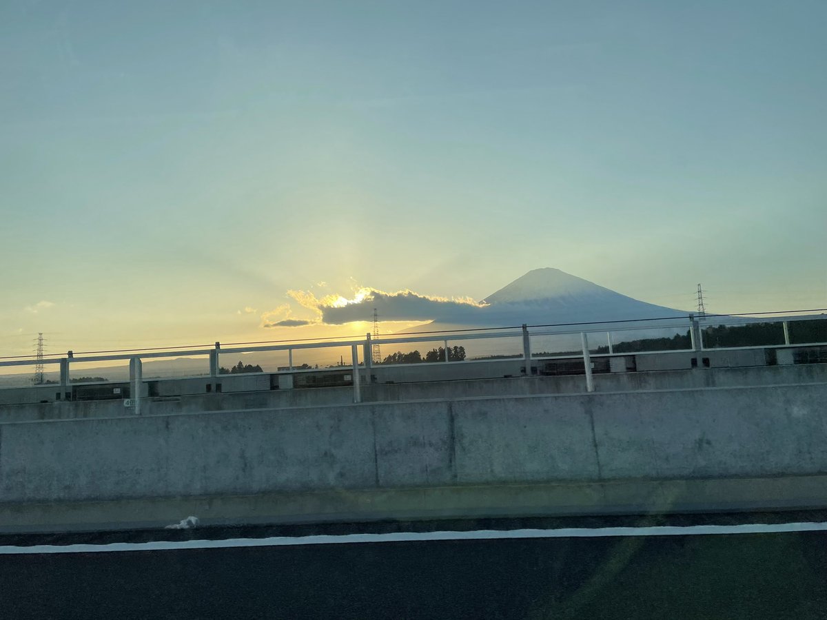 monaca_f1_222's tweet photo. 今日はTARO ProjectのYouTube撮影で
TAROさんのお手伝いをしていたので
レースの内容もちゃんとは把握しておらず
あまりレース中の呟きや現地のレポートが
出来ませんでしたが楽しい1日でした☺️
それでは富士スピードウェイから帰ります👋
*˙︶˙*)ノ"
#TAROProject
#SFORMULA
#SFormula https://t.co/KXsezZG79Q