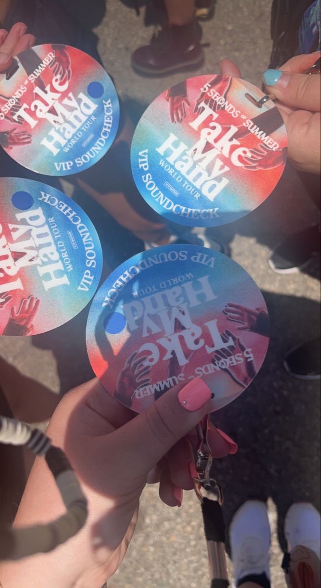 RETWEET FOR A BARRICADE ON 5SOS5 TOUR🕯