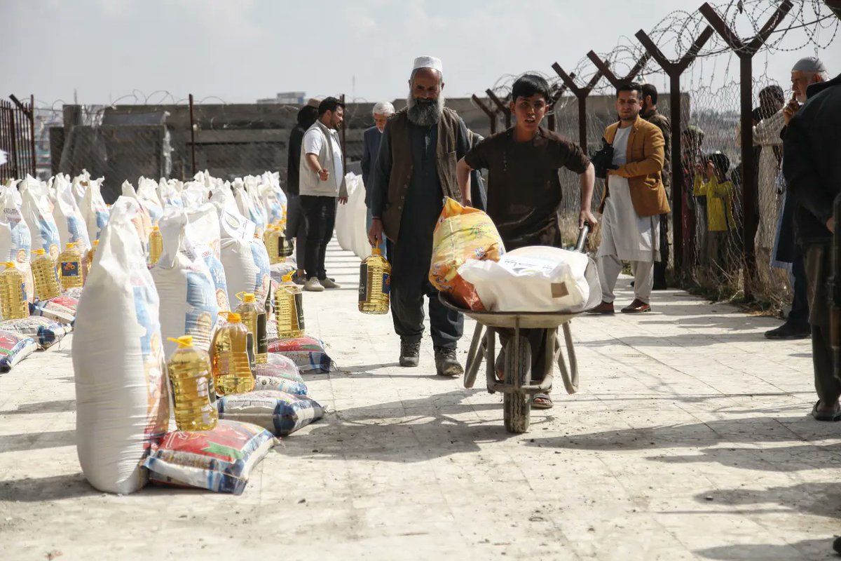 bayatfoundation's tweet photo. 120 families in the 16th District of Kabul were provided rice, flour, and oil as part of Bayat Foundation's Ramadan Drive. https://t.co/wRoxGxckwC