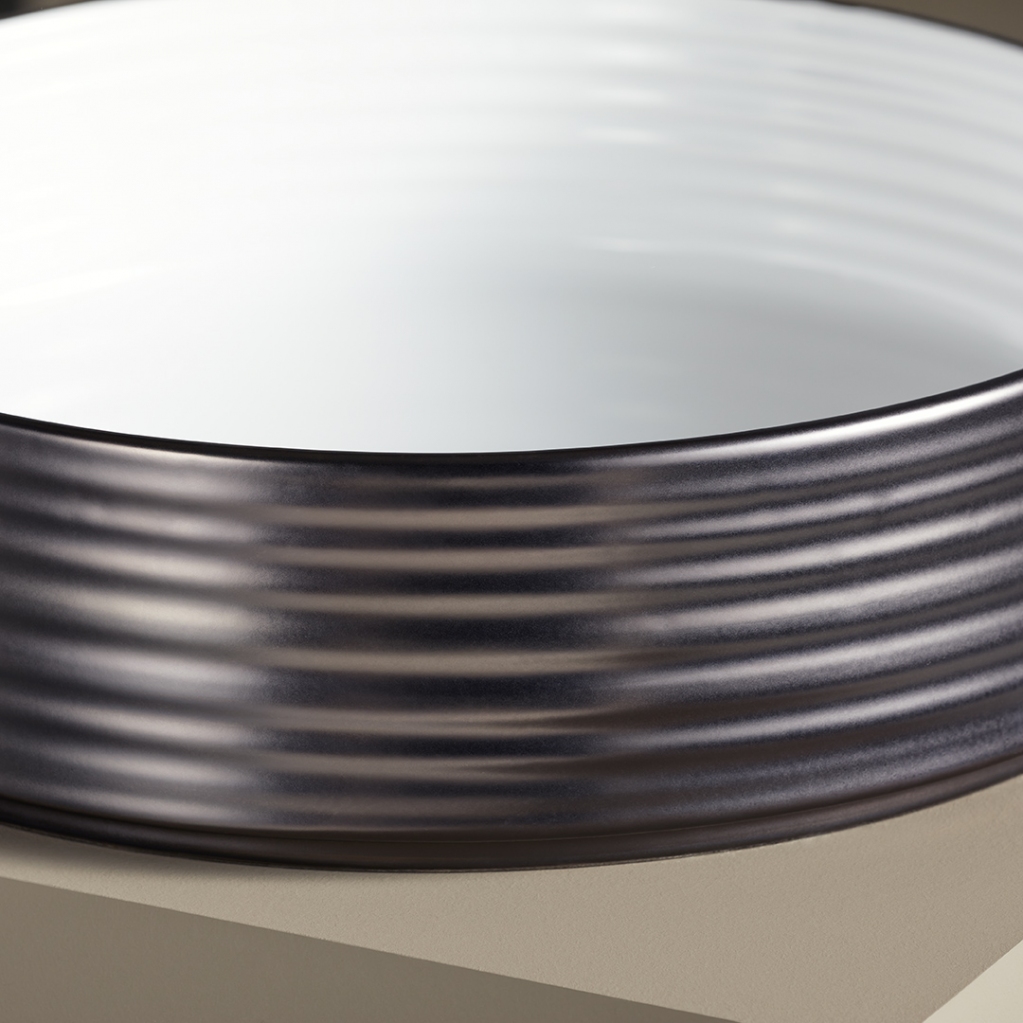 terzofoco's tweet photo. Glossy or matte glazes and precious metal finishes dress up the porcelain and transform the pieces of this Collection into true jewels. Gold, Bronze, Silver, Black, Platinum, Rose, Gun: a palette in which solid colours are infused with materiality and an allure of great value. https://t.co/QnbHAtJuLd
