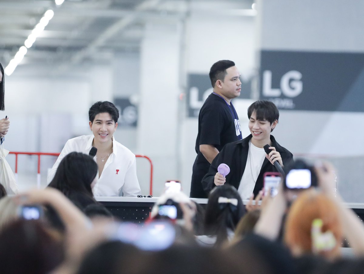 TingParPai's tweet photo. มาพร้อมกับความสดใส ✨✨

#BookfluencerxFirstKhaotung
#Firstkanaphan #khaotungg 
#เฟิร์สข้าวตัง https://t.co/vRrWqhMrBn