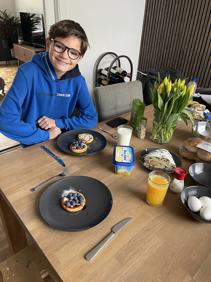 Pasen aftrappen met een ontbijtje he #traditie #junior