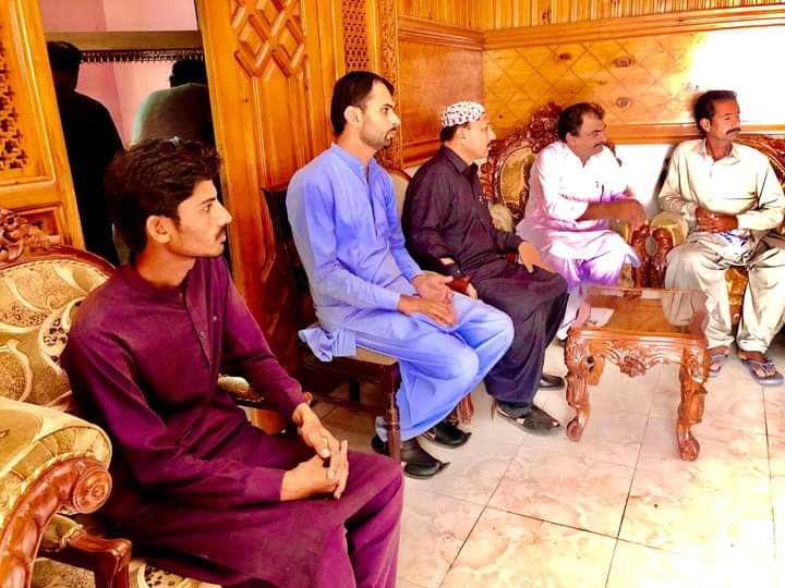 AyazSaleh5's tweet photo. عوامي تحريڪ جو مرڪزي وفد مرڪزي صدر لال جروار جي قيادت ۾ بي گناھ قتل ڪيل نوجوان پروفيسر اجمل ساوند جي تڏي تي پهچي سندس ڀائرن ۽ ٻين عزيزن سان تعزيت ڪئي.
#JusticeForAjmalSawand 
@jarwar_lal @katiarNoor @VasandThari @FaizKhoso15 @adv_asif_Khoso @SarangRaja6 @AslamSamoon @sami_abro10 https://t.co/CgZC8fVYjV