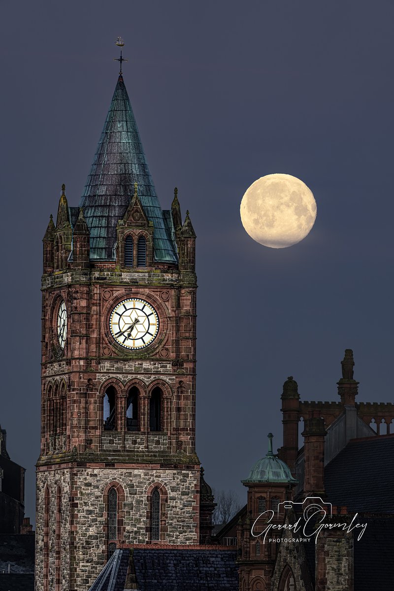 Moon setting over the Guildhall in Derry #moon #moonset #moonrise #derry #guildhall #ireland #sony #sony600mm #sonya1