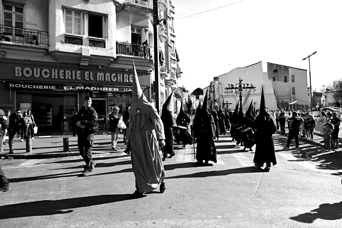 MairiePerpignan's tweet image. ♥️🖤 Deuxième série de notre retour en images de la traditionnelle procession de la Sanch qui avait lieu Vendredi dans les rues de Perpignan.

Crédits Photos : @mairieperpignan - @paulinelaforgue_photographie. 

#Sanch #Traditions #Perpignan 

1/3