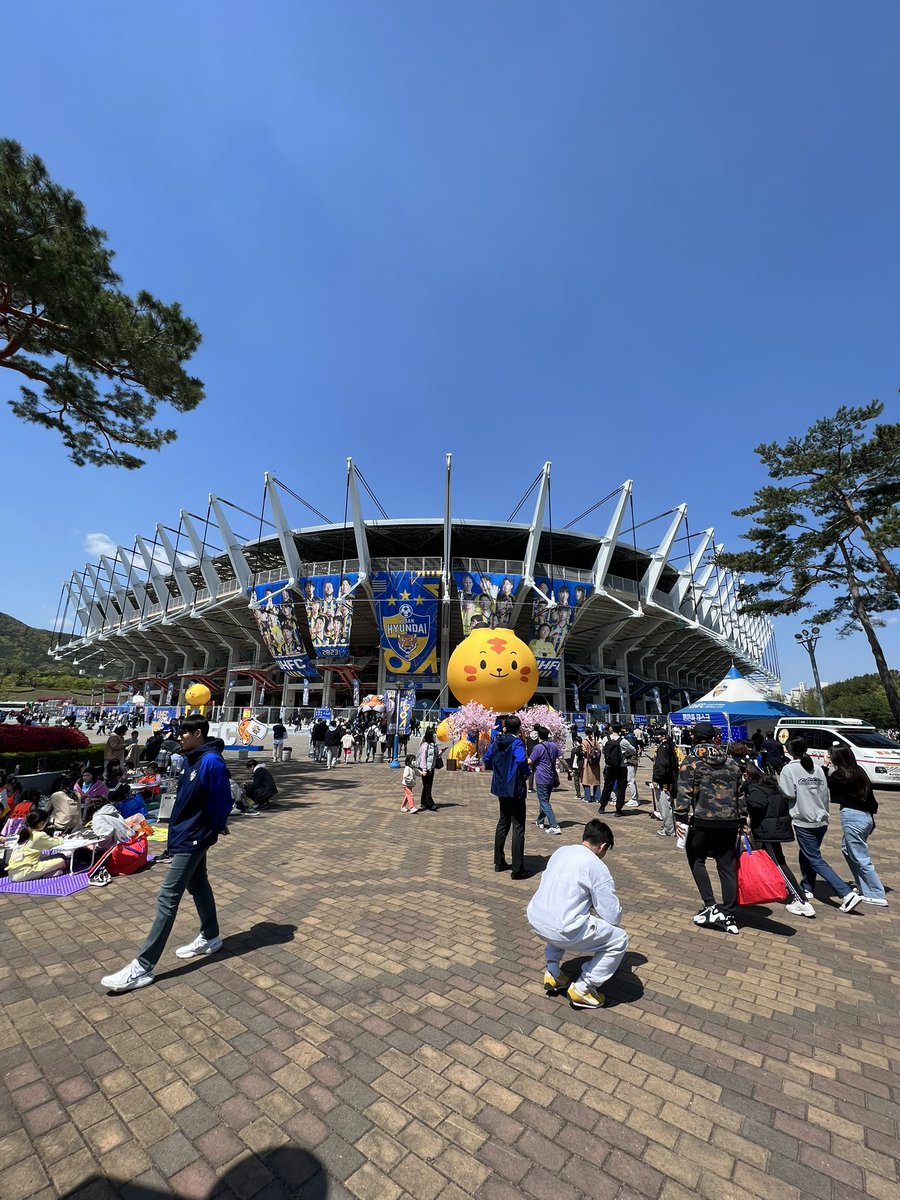 juanbudiman's tweet image. Salah satu kelebihan sepak mula di waktu siang adalah boleh tarik kehadiran kaum keluarga ke stadium. 

Meriah bukan suasana di Stadium Ulsan Munsu? Boleh bentang tikar beriadah sambil tengok bola.