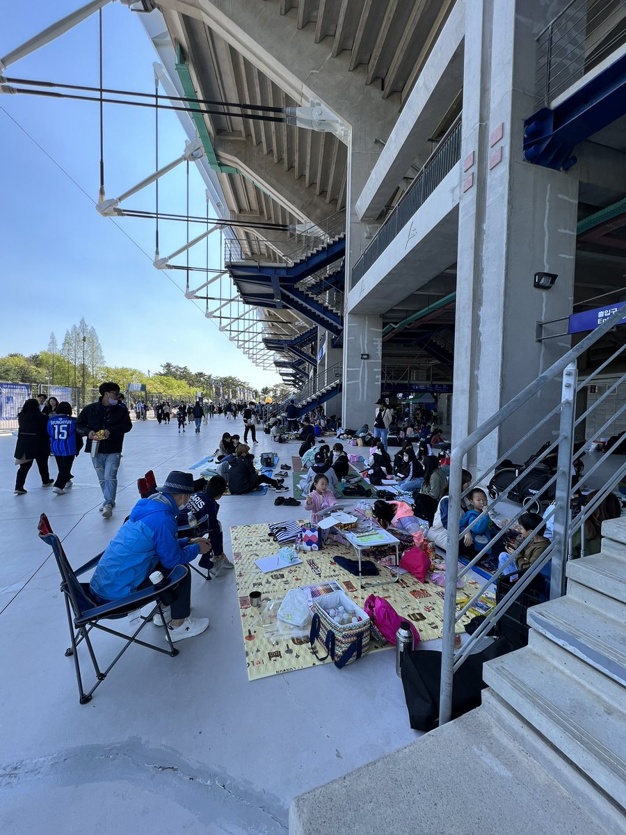 juanbudiman's tweet image. Salah satu kelebihan sepak mula di waktu siang adalah boleh tarik kehadiran kaum keluarga ke stadium. 

Meriah bukan suasana di Stadium Ulsan Munsu? Boleh bentang tikar beriadah sambil tengok bola.