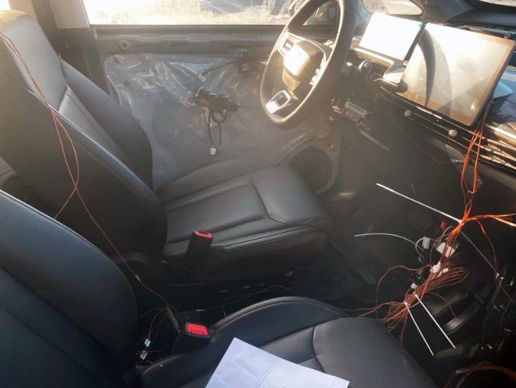 TychodeFeijter's tweet image. #Wuling EQ100 spy shots. A 5-door 5-seat electric car mixing elements of an #MPV and a hatchback. To be positioned above the Bingo. 100+ hp. 400+ range. Launch in Q4 for about $13K. @WulingMotorsID @GM @GMauthority