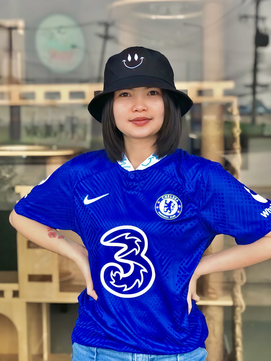 ThisisNamthip's tweet photo. ผู้หญิงดูบอล⚽️ #สิงห์บลู💙 #chelsea #ziyech22 https://t.co/kp6U3GcV9W