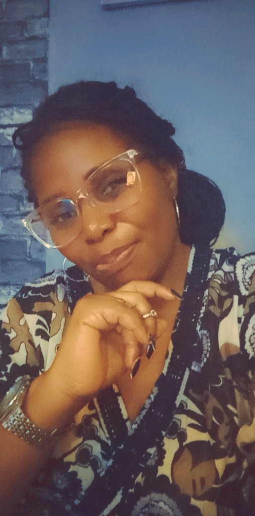 Quand tu te fous,vraiment de ce que les gens pensent sur toi ,c'est que tu as atteint un degrés dangereusement génial ( cad ) ta liberté ,,miss mba le salam c' est pour vous ,et le bisous pour moi .bon dimanche à vous