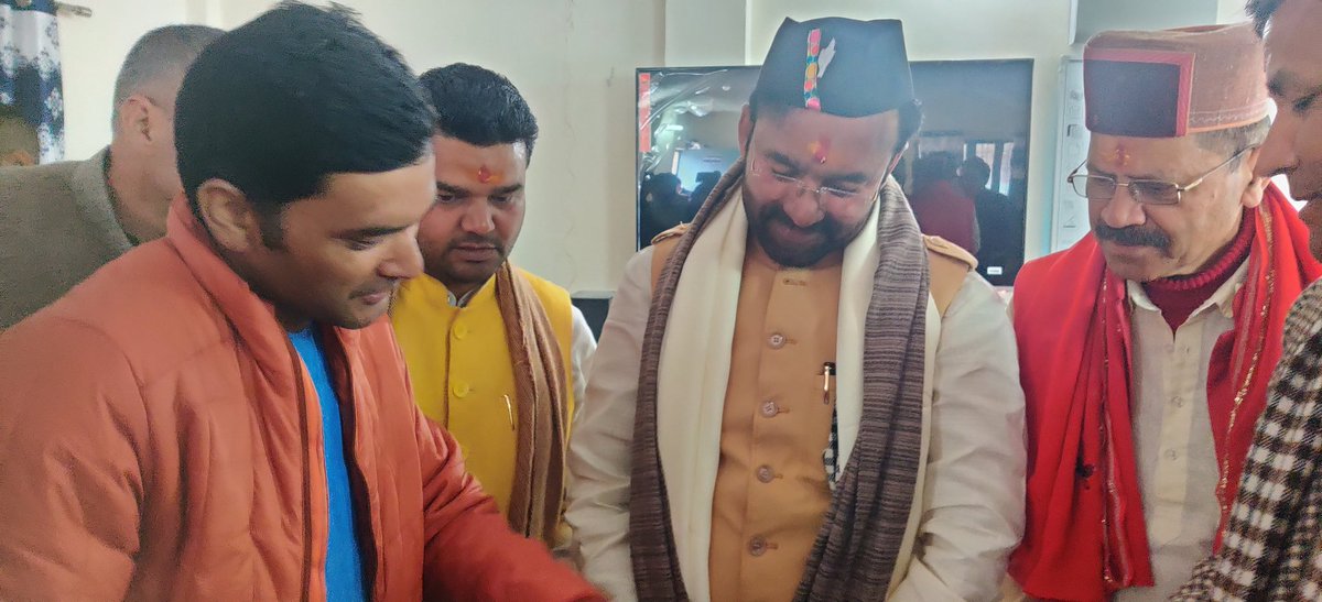 travelwitheth's tweet photo. Interacting with H’ble Tourism Minister @kishanreddybjp at Harsil. We talked to him about the huge potential that Harsil Valley has in Tourism for everyone. He listened to us with great humility and patience. We presented him with a small token of our gratitude @UTDBofficial https://t.co/noU0B1mYsZ
