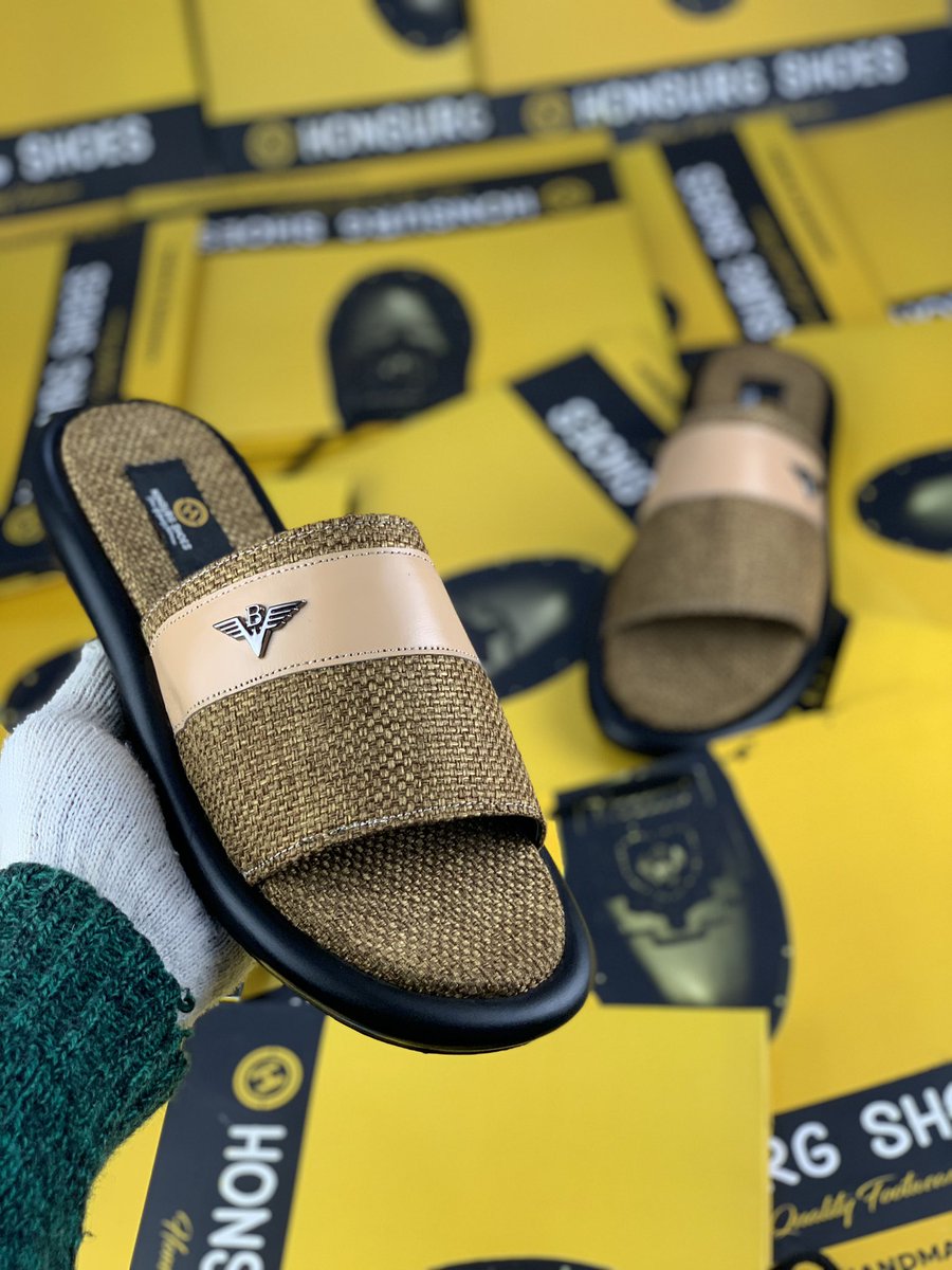 Honsurg1's tweet photo. Retweet if you can't resist the cozy vibes! 

Cold feet, warm heart and even warmer toes with our LUXEE handmade slippers! 
Available in EUR sizes 39-46 
Selling for N20,000 with a free delivery to anywhere in Nigeria 
Dm to get yourself a pair of LUXEE now!
#palmpay #Asake #Rema https://t.co/MyMBes2GuS