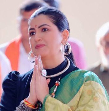 irajendrashukla's tweet photo. "काजल हिंदुस्तानी को सिर्फ इसलिए गिरफ़्तार कर लिया गया कि उन्होंने हिन्दुओं को आत्मरक्षा करने के लिए कहा ,अब क्या हिन्दुस्तान में हिंदुओं की आत्मरक्षा की बात करना भी अपराध की श्रेणी में आएगा..??

 बिहार से लेकर गुजरात तमिलनाडु बंगाल दिल्ली हर जगह सिर्फ हिन्दुओं की आवाज़ उठाने वालों को ही दबाया जा रहा ,पहले नूपुर शर्मा और अब काजल हिन्दुस्तानी. ..!!

काजल हिन्दुस्तानी को गिरफ़्तार किया जाना शर्मनाक है..👎 आखिर हिंदुत्व की बात करना कब से हेट स्पीच हो गया..?? @kajal_jaihind
 #IsupportKajalHindusthani
