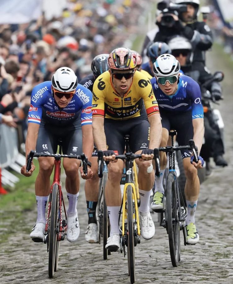 uncilarciano's tweet image. Trouée d&apos;Arenberg a Parigi-Roubaix 🪨🪨🪨🪨 

📷Cor Vos
#ParisRoubaix #Roubaix 
#SpringClassics #ProCycling #Cycling #Ciclismo
#Ciclisme #Wielrennen #VanAert
#VanDerPoel #Cobbles