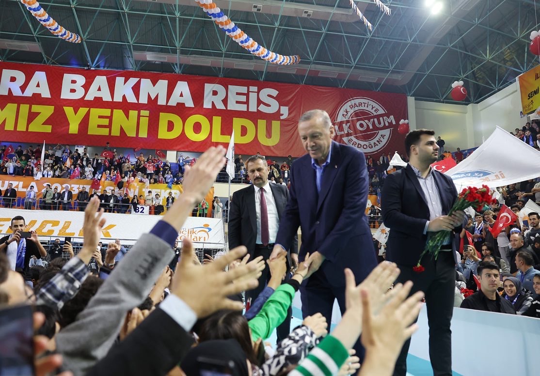 eyupkadirinan's tweet photo. AK Parti'den önce 30 yaşını bitirmemiş bir gencin seçilme hakkı yoktu. 

Liderimiz @RTErdogan gençleri hep yanı başında istediğini gösterdi! Seçilme ve temsil edilme  yaşını 18’e indirdi. 

17 yaşımdan itibaren Gençlik teşkilatlarında hizmet ettiğim,  doğup büyüdüğüm şehir, memleketim İzmir'den milletvekili adaylığı yolundayım.

Gençlik İçin Hemen Şimdi!