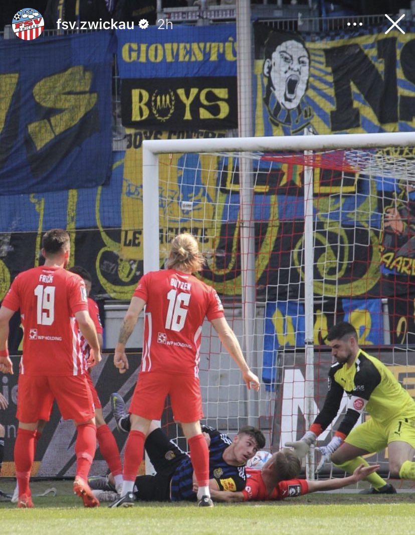 EastGermanFooty's tweet photo. FT! FSV Zwickau 2:2 Saarbrücken
Zwickau man 🤦♂️
Die Schwäne let go of a two goal lead to draw with Saarbrücken.
You can’t afford that in their position, 4pts the gap to HFC now.
#3Liga #Zwickau #FSVFCS https://t.co/LcYnoFSvYZ